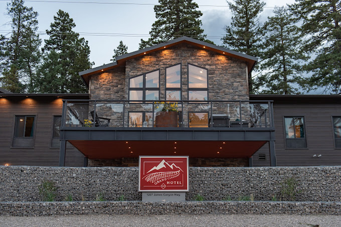 The Grand Cloudcroft Hotel exterior along James Canyon Highway