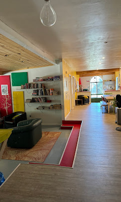 Common lounge area with books and seating