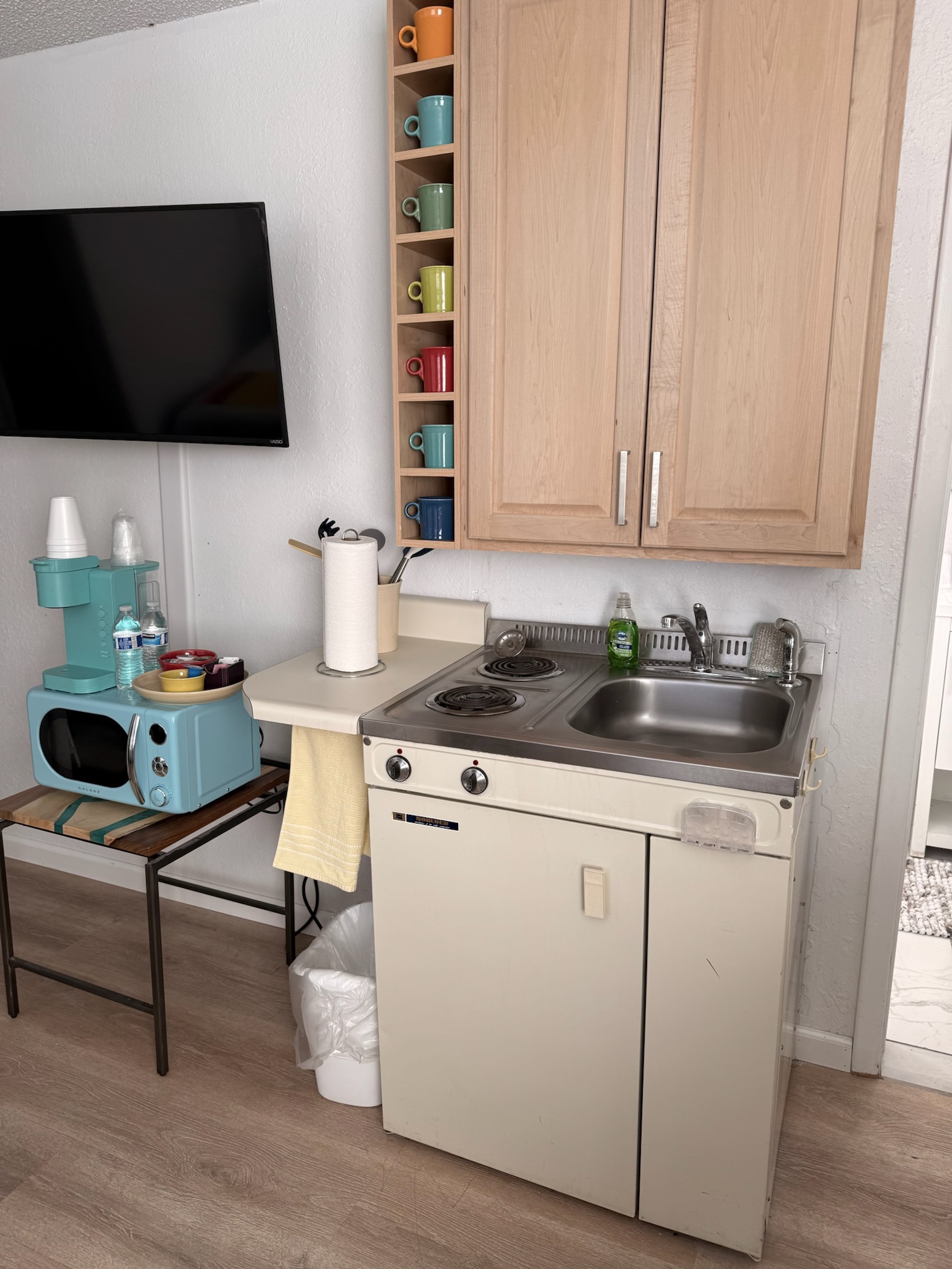 Kitchenette with stovetop, microwave, and sink at The Summit Inn